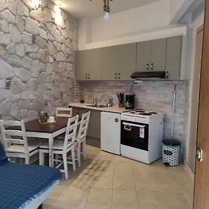 κάντε κράτηση εδώ